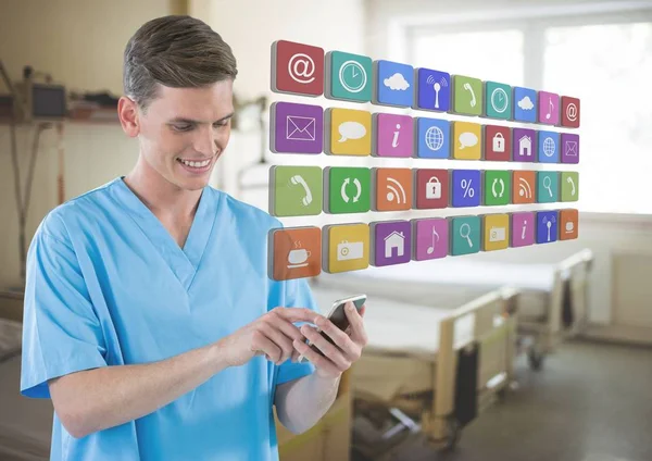 Lekarz na telefon komórkowy z ikony aplikacji w szpitalu — Zdjęcie stockowe