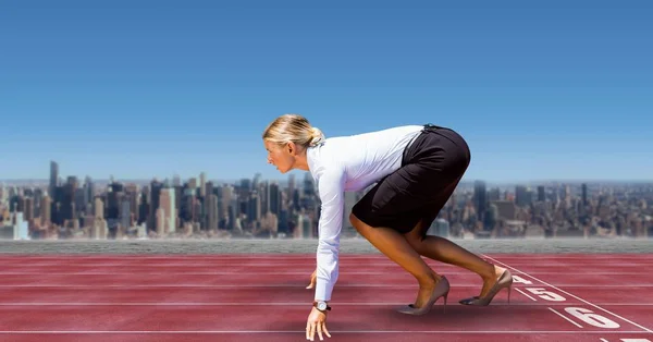 Affärskvinna på startlinjen av ras spår i staden mot himlen — Stockfoto