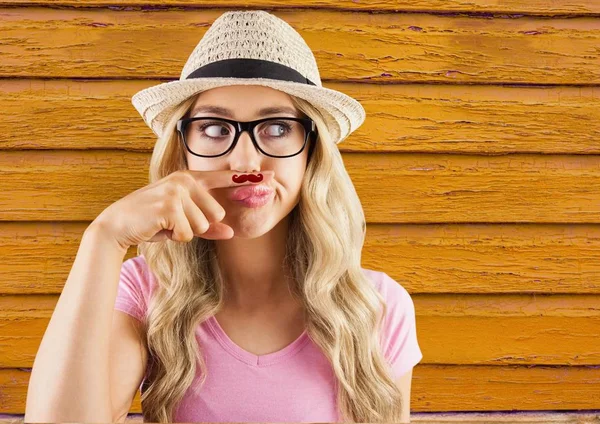 Mujer hipster con gafas con fondo de madera amarilla —  Fotos de Stock