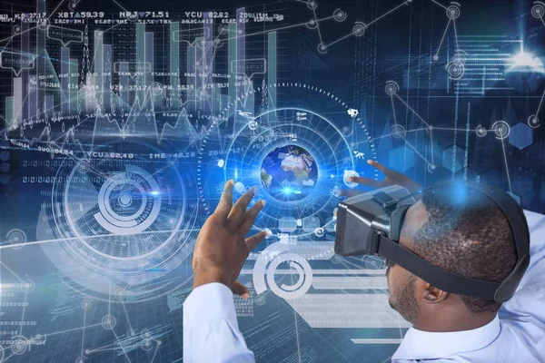 Omul de afaceri poartă casca de realitate virtuală pe fundalul tehnologiei — Fotografie, imagine de stoc