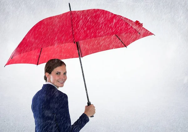 İş kadını beyaz zemin ve yağmur karşı şemsiye ile omuz üzerinde seyir — Stok fotoğraf