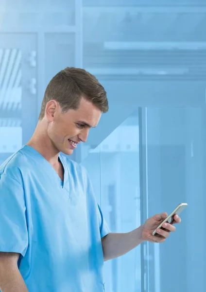 Médico sonriendo en el teléfono móvil en el espacio moderno azul — Foto de Stock