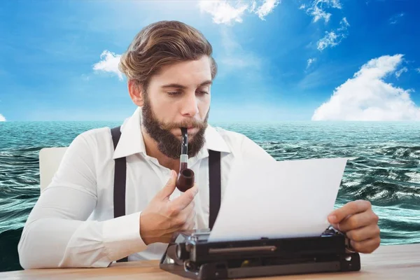 바다 배경 앞에서 그의 타자기에 반영 하는 파이프와 함께 hipster 남자 — 스톡 사진