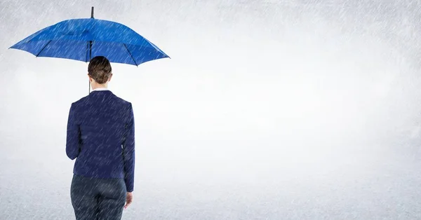 Obchodní žena s deštníkem blokování déšť proti bílým pozadím — Stock fotografie