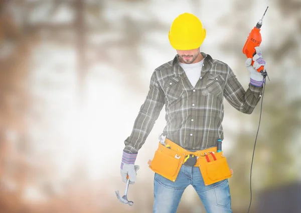 Tischler mit Bohrer posiert auf Baustelle — Stockfoto