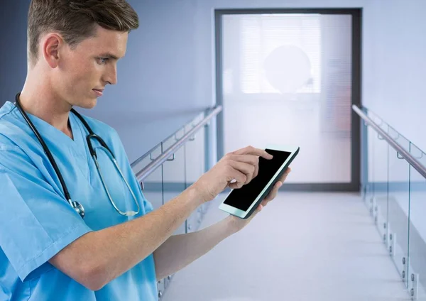 Médico sosteniendo la tableta en corredor moderno — Foto de Stock