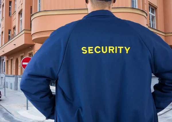 Vista trasera del guardia de seguridad de pie en la ciudad — Foto de Stock