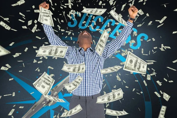 Бизнесмен выражает свою радость от падающих с неба денег — стоковое фото
