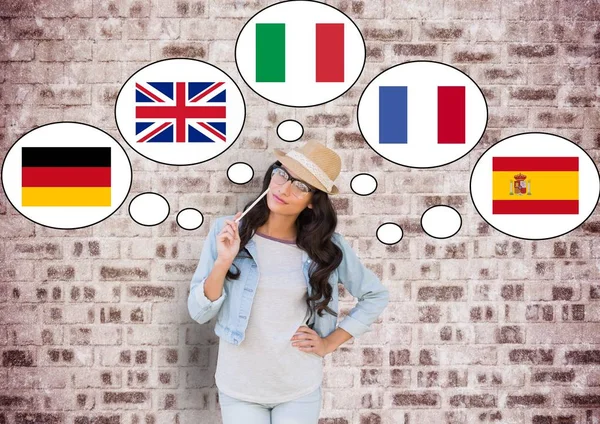 Młoda kobieta szczęśliwa myślenia w głównych językach. Cegły ściany tło — Zdjęcie stockowe