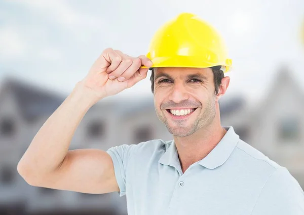 Trabalhador da construção com capacete de segurança na frente do canteiro de obras — Fotografia de Stock