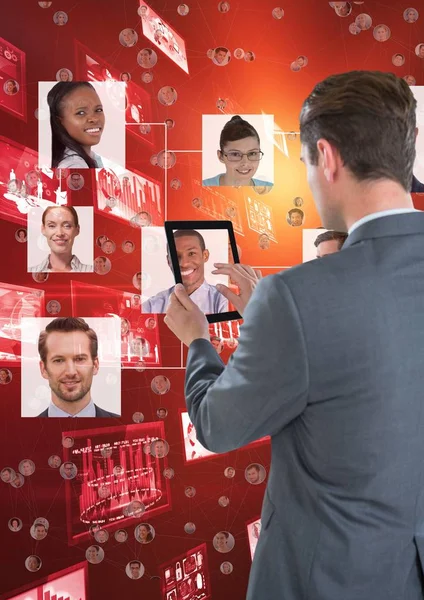 Digitalkomposit Eines Geschäftsmannes Der Seinem Tablet Vor Dem Organigramm Arbeitet — Stockfoto