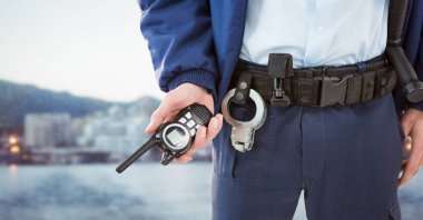 Güvenlik görevlisi alt beden volki tolki bulanık skyline karşı ile