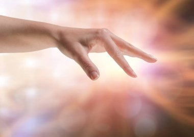 El parmakları ile parlak ışık bokeh arka plan gergin