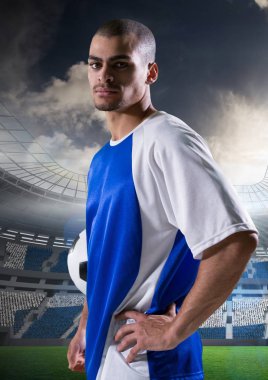 futbol oyuncusu elinde bel ve kolunda topu ile.