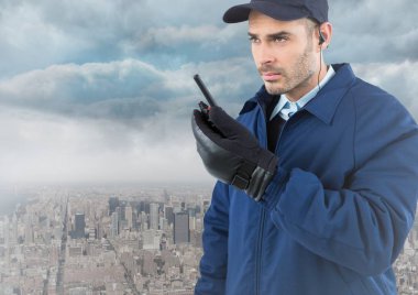 Güvenlik görevlisi volki tolki karşı manzarası ve bulutlar ile