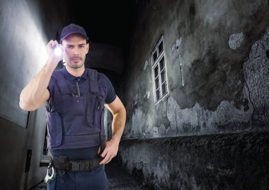 Güvenlik görevlisi meşale ile gece sokakta
