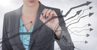 İş kadın kalem gri grafik arkasında bölümle orta 