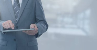 İşadamı holding tablet mavi ofis