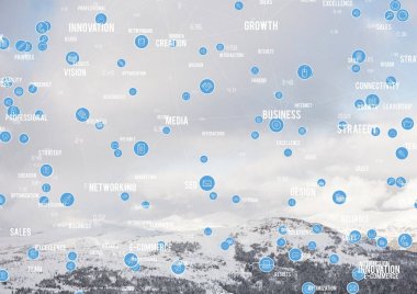 Beyaz ve mavi ağ karlı dağ başında karşı