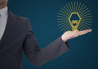 İş adam sarı ampul grafik ile orta bölüm el 