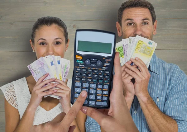 Руки за допомогою калькулятора проти пари, що тримає валюти — стокове фото