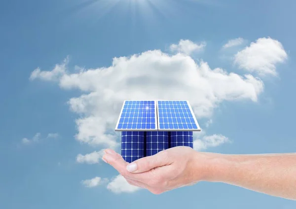 Painel solar casa à mão contra o céu — Fotografia de Stock