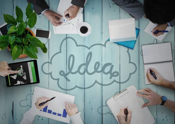 Overhead del equipo de negocios en panel de madera azul con idea doodle —  Fotos de Stock