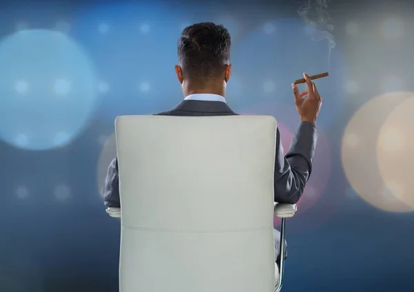 Бізнесмен назад сидить у кріслі з сигари — стокове фото