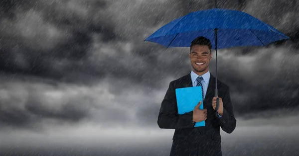 Obchodní muž s deštníkem a blue book proti bouřkové mraky s deštěm — Stock fotografie