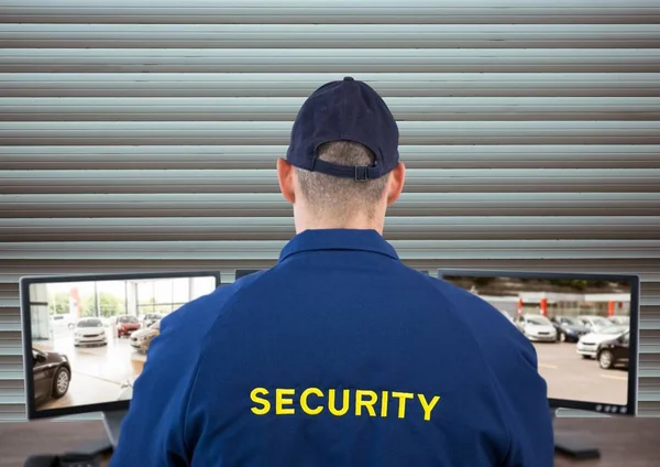 Sikkerhetsvakt som ser på bildet av sikkerhetskameraene. blind bakgrunn . – stockfoto