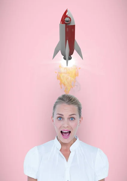 Ritratto di donna scioccata con lancio di razzo sopra la testa — Foto Stock