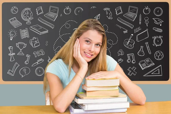 Dziewczyna student siedzi z książek z przodu czarny deska z rysunkami — Zdjęcie stockowe