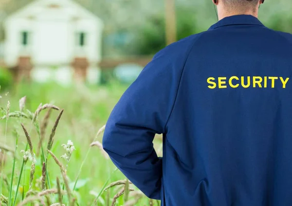 Wachmann steht auf Feld — Stockfoto