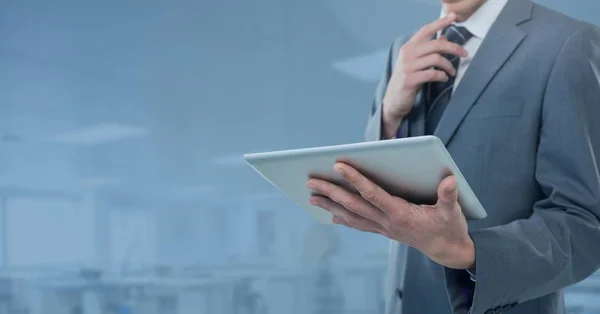 Бізнесмен тримає планшет у синій майстерні заводського офісу — стокове фото