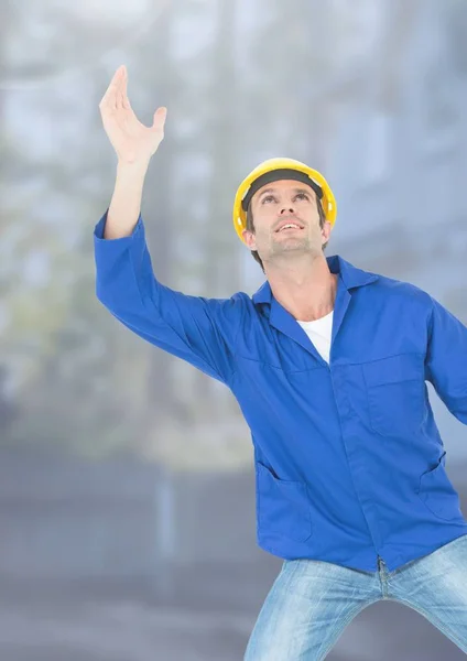 Obrero de la construcción en frente de la obra —  Fotos de Stock