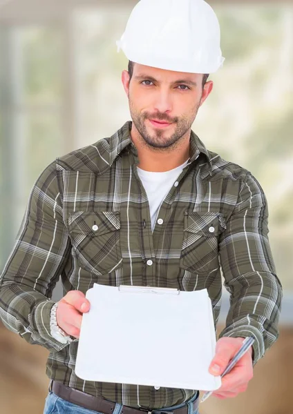 Trabajador de la construcción con carta de la pluma en frente del sitio de construcción —  Fotos de Stock