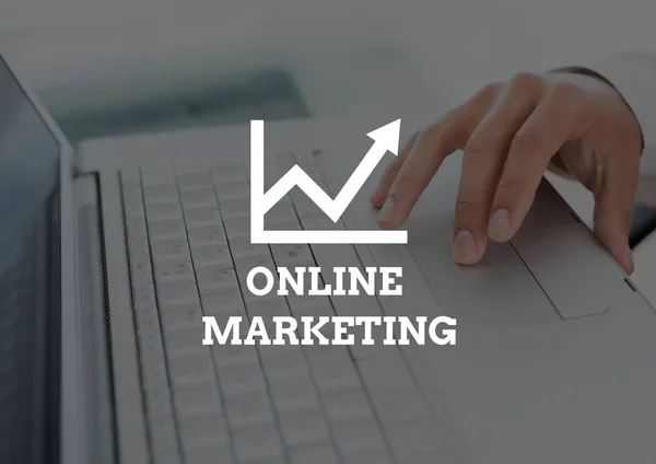 Testo di marketing online contro mano sul laptop — Foto Stock