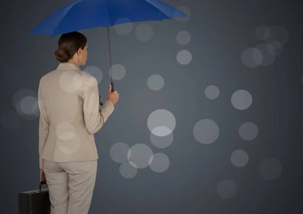 Baksidan av affärskvinna med paraply och portföljen mot grå bakgrund och bokeh — Stockfoto