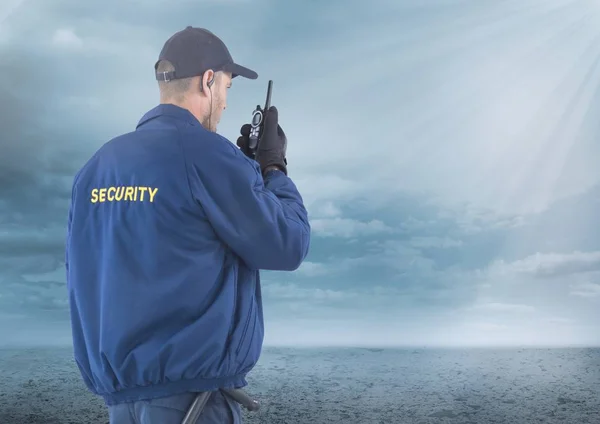 Hombre de seguridad afuera con nubes — Foto de Stock