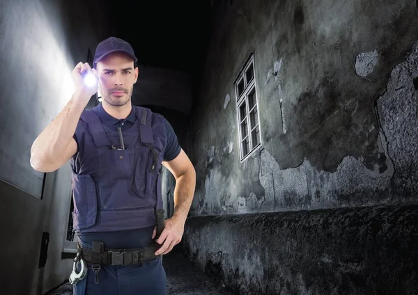 Guardia de seguridad en un callejón por la noche con antorcha — Foto de Stock