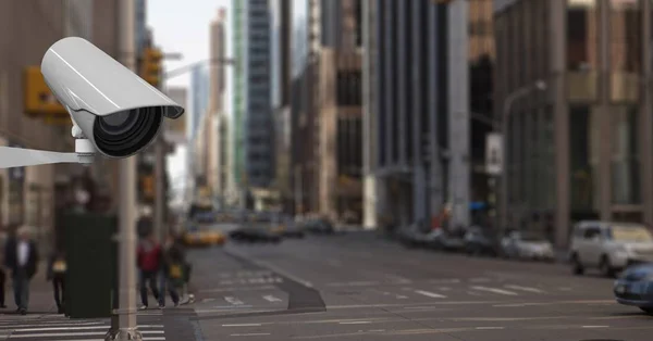 Камера видеонаблюдения на дороге против зданий — стоковое фото
