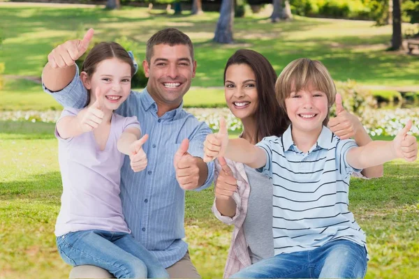 Šťastná rodina s thumbs up na zahradě — Stock fotografie