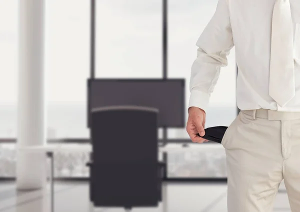 Ο άνθρωπος με το λευκό κοστούμι και με άδειες τσέπες στο γραφείο — Φωτογραφία Αρχείου