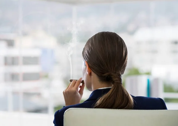 Empresaria Volver Sentada en silla con cigarro y edificios — Foto de Stock