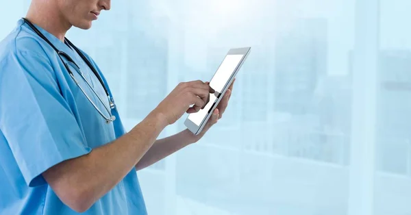 Doctor sosteniendo el teléfono por las ventanas azules de la ciudad — Foto de Stock