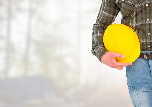 Строитель перед лесостроительной площадкой
