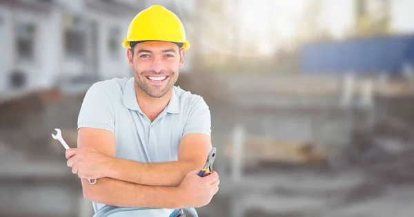 Obrero de la construcción en frente de la obra — Foto de Stock