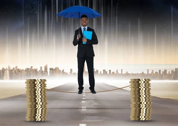 Empresário segurando guarda-chuva azul balanceamento na corda em meio a pilha de moedas — Fotografia de Stock