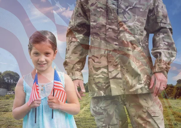 Soldado e hija se superponen con bandera de EE.UU. — Foto de Stock