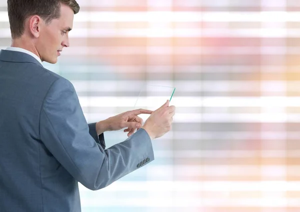 Επιχειρηματίας που κρατά ποτήρι tablet με πολύχρωμο φόντο — Φωτογραφία Αρχείου